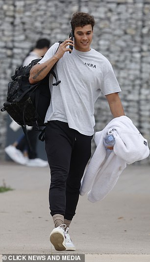 男孩们:迈尔斯·纳泽尔在会场外混在一起时在电话里聊天