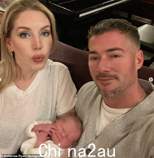 婚前生活:凯瑟琳于 2019 年与鲍比结婚并育有三个孩子,回顾了她的约会历史