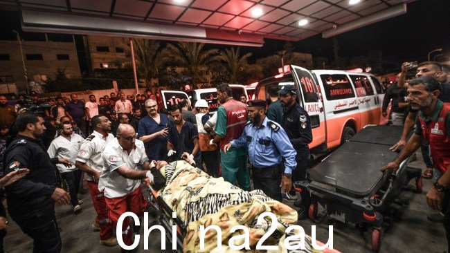 针对巴勒斯坦一家医院的空袭导致 500 多名巴勒斯坦人死亡,数百人受伤加沙。图片:Abed Zagout/Anadolu,来自 Getty Images