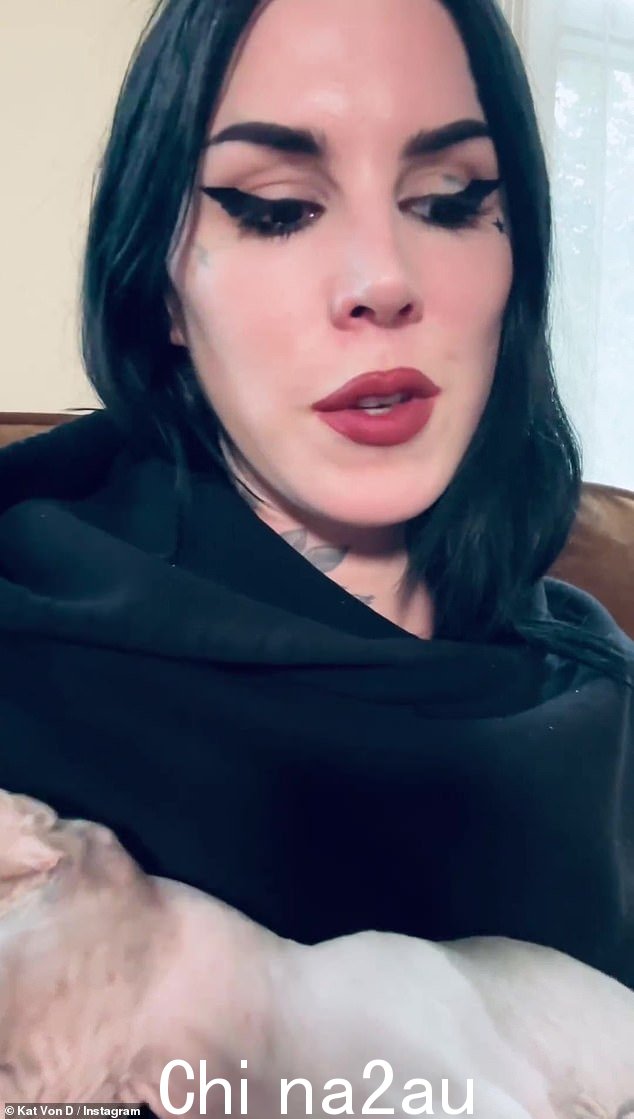 Kat 解释道:“你会认为所有的仇恨都来自反对宗教或基督教的人。实际上最糟糕的是基督徒。” class=