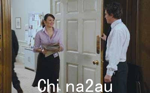 斯嘉丽对电影《真爱至上》中马丁·麦卡琴 (Martine McCutcheon) 饰演的娜塔莉 (Natalie) 使用的“树干大腿”等短语提出异议来描述自己,尽管她“身材正常”