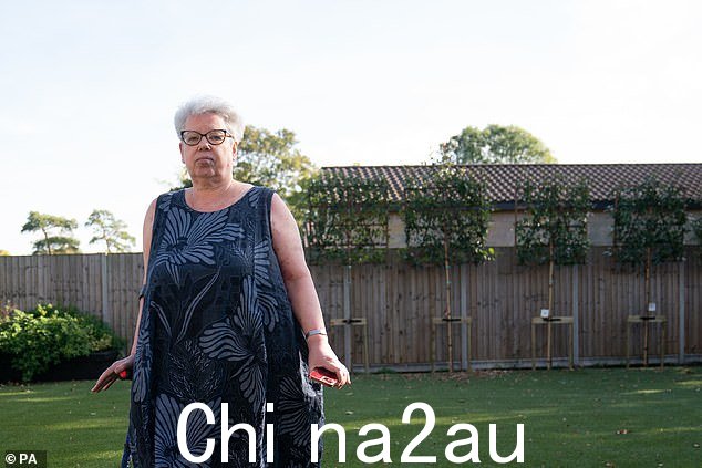 Bozdogan 女士将水疗池描述为“有点怪物”,并表示她 99 岁的母亲坐在房间里看着外面的花园,“哭了很多” the time'