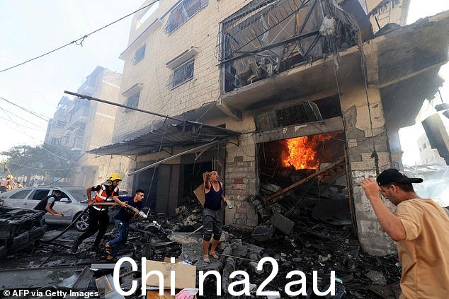 2023 年 10 月 17 日以色列袭击加沙地带南部汗尤尼斯后,巴勒斯坦救援人员抵达现场