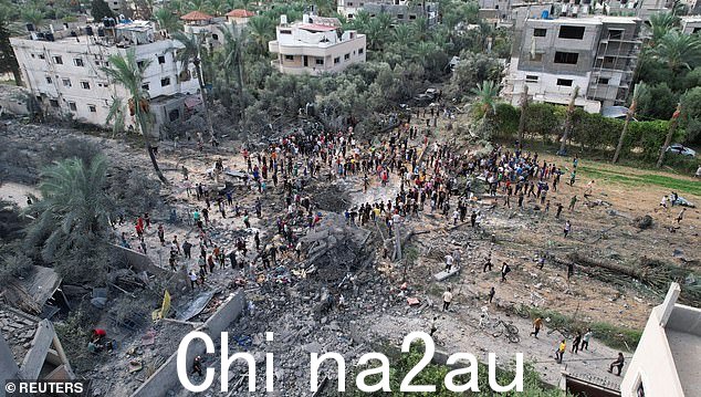 今天加沙地带中部发生爆炸后,人们搜寻巴勒斯坦人的尸体
