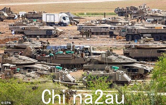以色列军队今天在以色列-加沙边境沿线的一处地点拥有各种军车