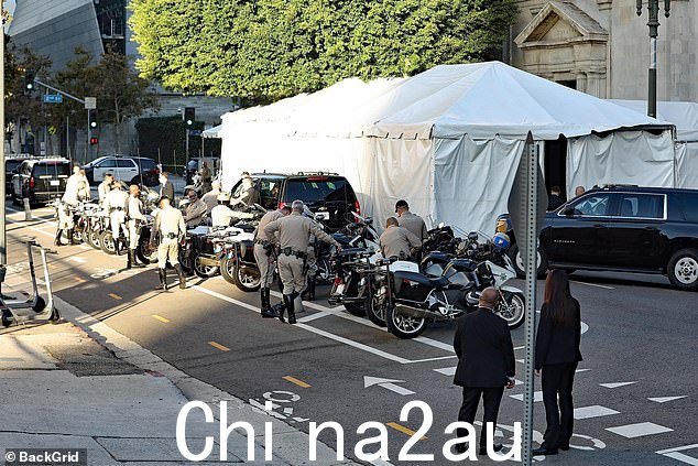 在大教堂外搭建了帐篷,以便客人可以进出而不被看见