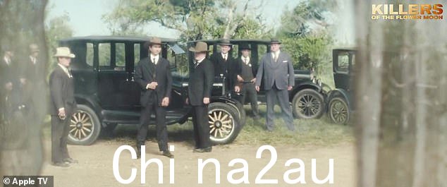 在等待中:'但我根本没有遇到任何麻烦,'他说,尽管图像切换到窗外的景色,显示一群看起来像律师的人正在等待他在他们的汽车旁边