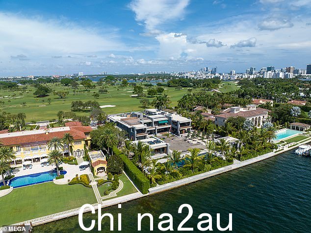 正在施工:在离婚前的几个月里,施工正处于早期阶段,DailyMail.com 最后一次在 1 月份获得的独家照片中看到了该房产,显示出指数级的进展