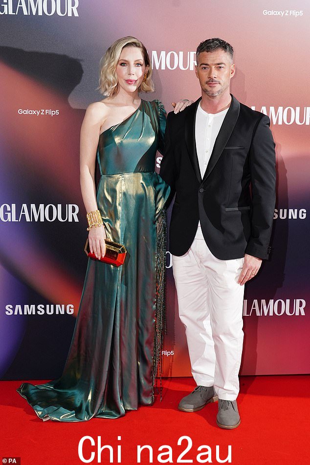 Lovebirds:凯瑟琳·瑞安 (Katherine Ryan) 周二在伦敦马里波恩一号 (One Marylebone) 课堂上与丈夫鲍比·库斯特拉 (Bobby Koostra) 一起领取年度魅力女性奖时,身着镀铬青色礼服的凯瑟琳·瑞安 (Katherine Ryan) 成为众人瞩目的焦点。 =