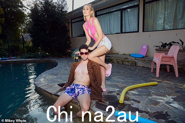 为了拍摄以“口渴陷阱”为灵感的照片,这对夫妇脱光了泳衣,在游泳池周围摆出了挑衅的姿势