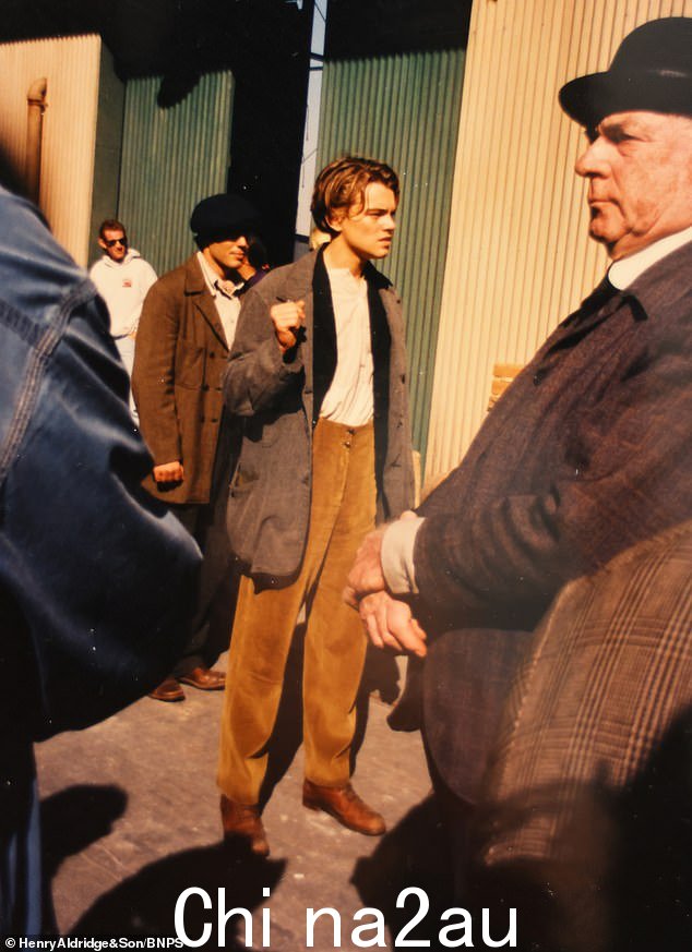 迪卡普里奥打扮成他的角色杰克·道森 (Jack Dawson),一位贫穷的年轻艺术家,在泰坦尼克号前往美国航行的扑克游戏中赢得了三等舱门票