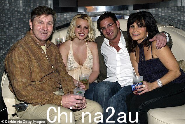 青少年时期:布兰妮声称她在八年级时就被允许喝酒(歌手于 2006 年与父亲杰米、兄弟布莱恩和母亲琳恩合影)