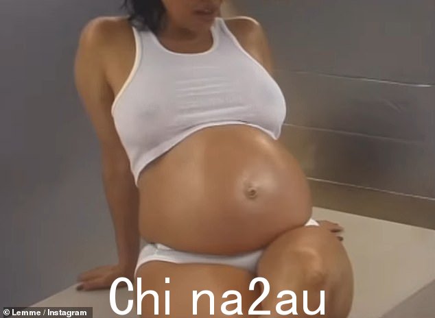 怀孕了:她懒洋洋地穿着白色短款背心和内衣,在镜头前摆出姿势,展示了她硕大的肚子,看起来令人难以置信