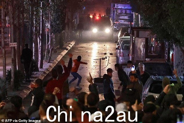 周二,在约旦河西岸城市拉马拉声援加沙地带巴勒斯坦人的集会上,人们与巴勒斯坦安全部队发生冲突