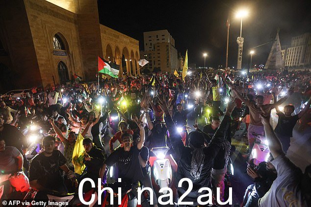 向美国驻黎巴嫩大使馆附近的抗议者发射催泪瓦斯。