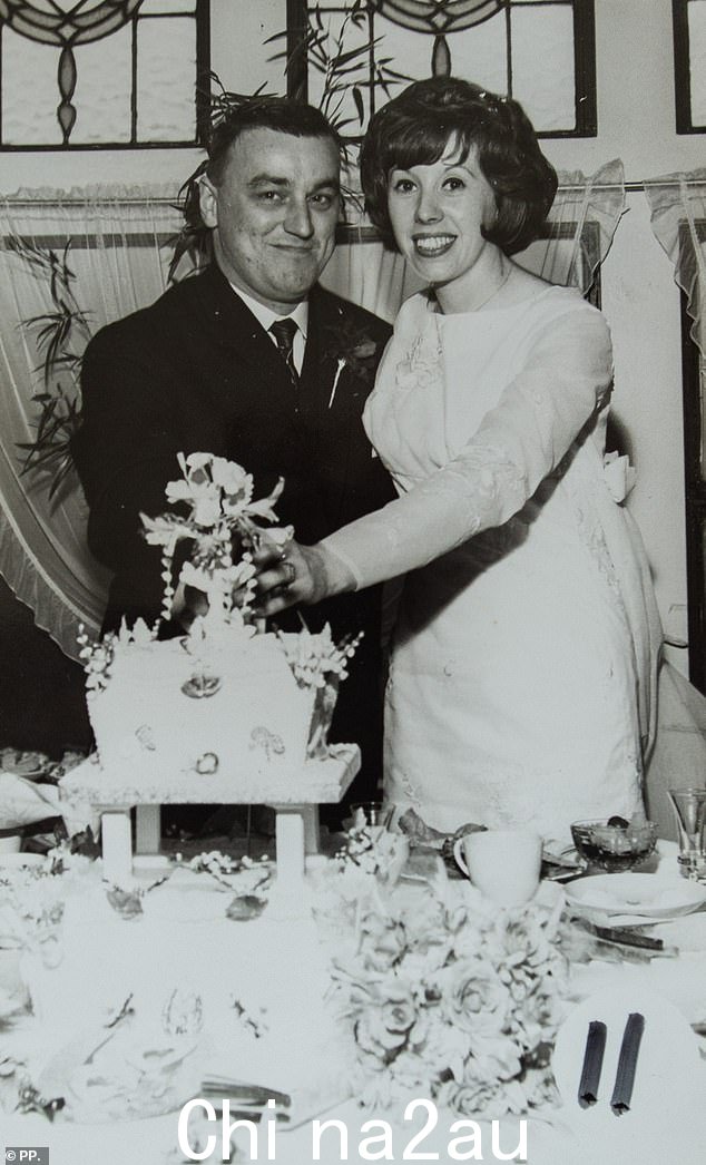Gee 先生与结婚 60 年的妻子在婚礼当天