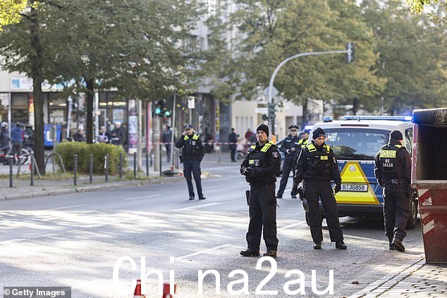 黎明前袭击发生后,警察站在 Kahal Adass Jisroel 犹太社区犹太教堂和学校所在的建筑物外
