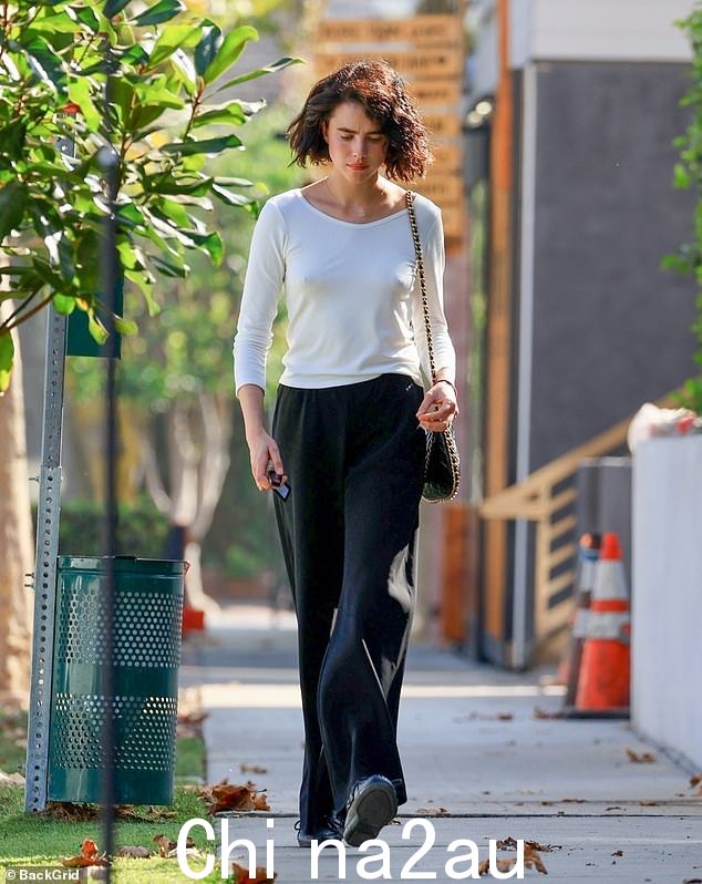 安迪·麦克道威尔 (Andie MacDowell) 最小的孩子:这位新婚的 Nepo 宝宝还为她 5 英尺 8 英寸的身材搭配了黑色宽松裤、配套的鞋子和别致的香奈儿斜挎包,以适合她的郊游