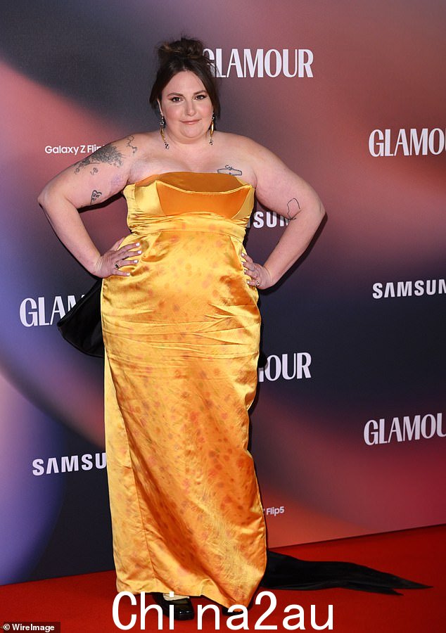 Glam:因为她提前到达了活动现场夜晚,莉娜 (Lena) 戴着金色吊坠耳环,在红地毯上摆出了风暴造型。