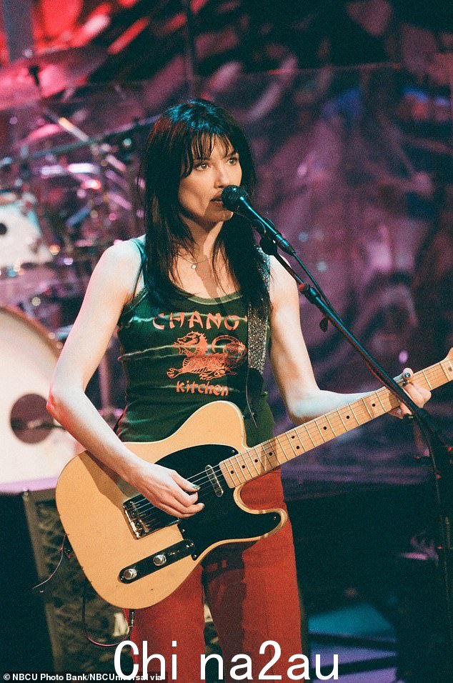 没错,这是梅雷迪思·布鲁克斯 (Meredith Brooks)!她著名的热门歌曲 B***h - 1997 年 6 月的照片