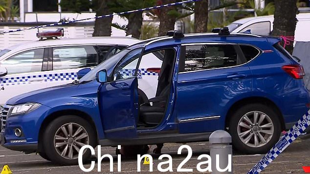 在新南威尔士州当地冲浪俱乐部停车场的一辆汽车中发现一名男子的尸体,全身布满刀伤,一名男子被指控谋杀