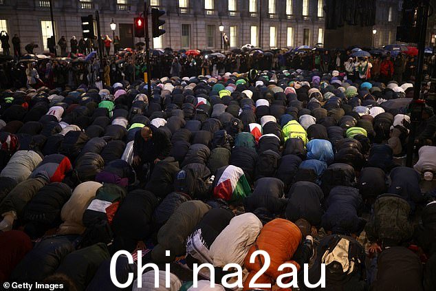 亲巴勒斯坦支持者跪在唐宁街大门外的地板上祈祷
