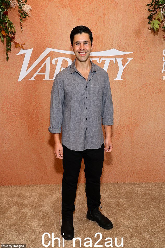 在世界之巅:前儿童演员乔什·佩克 (Josh Peck) 最近因在广受好评的大片《奥本海默》中扮演的角色而为自己的成年事业注入了新的活力,他穿着一件没有塞进裤腰、卷起袖子的灰色衬衫,看上去非常轻松自在。黑裤黑鞋