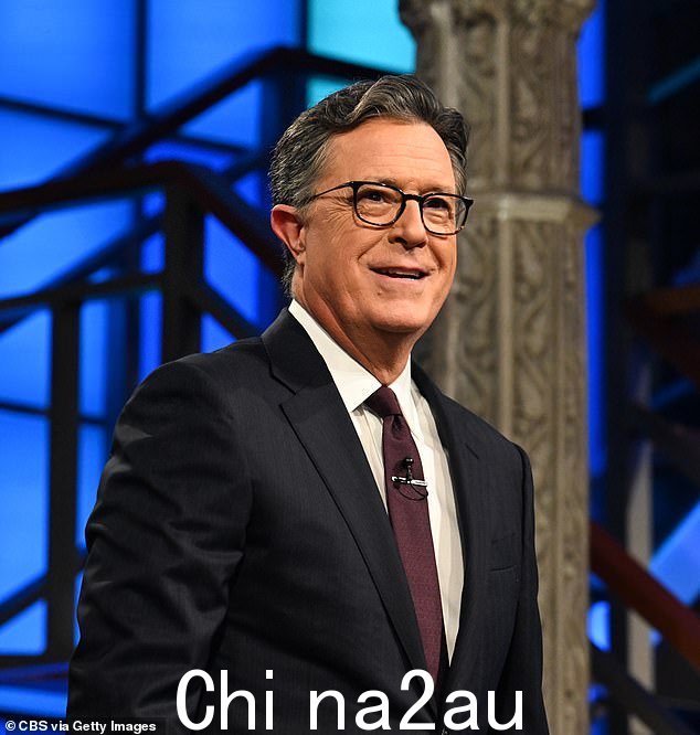 详细信息:59 岁的史蒂芬·科尔伯特 (Stephen Colbert) 将在本周剩下的时间里,不再主持 CBS 的《深夜秀》,继续从新冠肺炎 (COVID-19) 的感染中恢复。图为本月早些时候在片场的照片他在纽约的演出