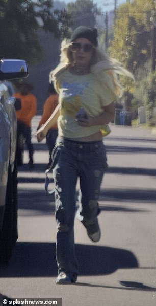 她在街上遇到危险的人质情况时奔跑