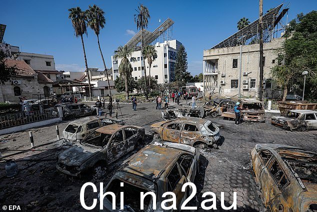 2023 年 10 月 18 日加沙阿赫利医院周二发生空袭后发生爆炸后的场景