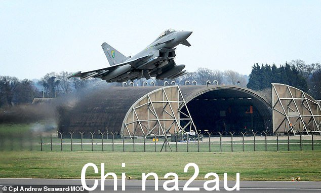 Wg Cdr Steele 对任命为林肯郡皇家空军科宁斯比(如图)的提议提出抗议,因为他将在一名他认为已晋升到他头上的军官手下工作