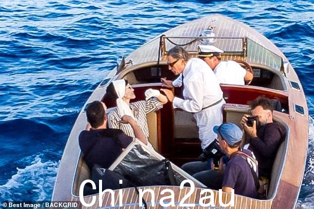 角色:奥纳西斯是玛丽亚的已婚男友,他与妻子杰基·肯尼迪·奥纳西斯一起设计了这艘船