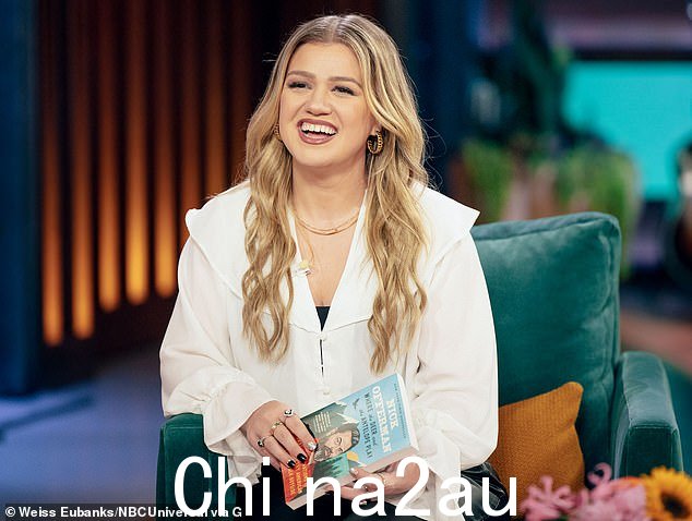 凯莉于 2019 年首次推出同名脱口秀节目。前四季是在洛杉矶的一个工作室拍摄的 - 而第五季将在纽约拍摄和制作