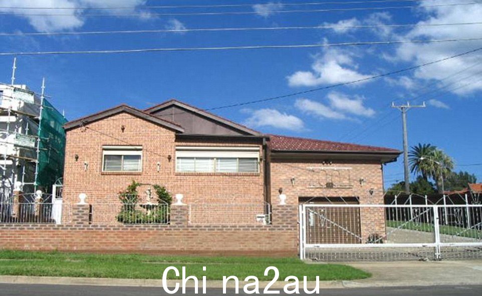 2005年大规模安全升级之前的房子只有卷帘和大门,但没有其他