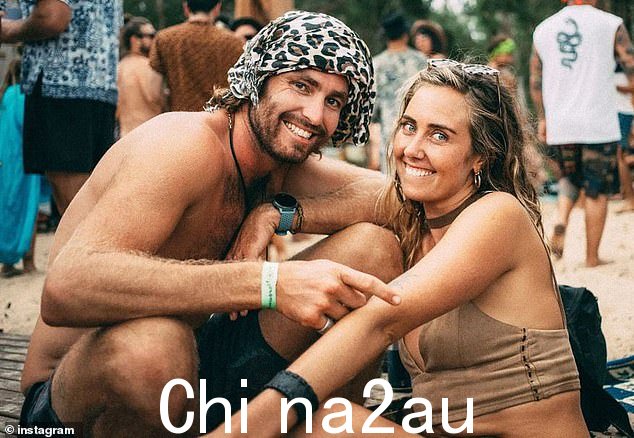 一艘小木船在尼亚斯岛和槟城岛之间沉没时失踪的四名澳大利亚人在 38 小时后被找到。 (图:Elliot Foote 和 Steph Weisse)