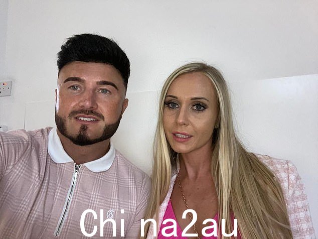 小学老师 Chrissy Childerley(与她的搭档 Tom Knell 合影)不记得晚上外出时被两名男子接近后发生了什么