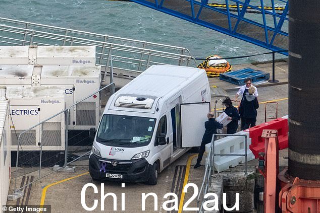 周二,有人看到一辆面包车向驳船运送包括新鲜蔬菜在内的食物