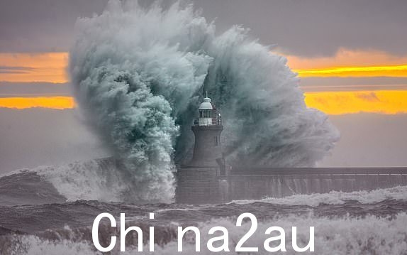 “今天早上日出时分,海浪袭击了东北部的南希尔兹码头,23
