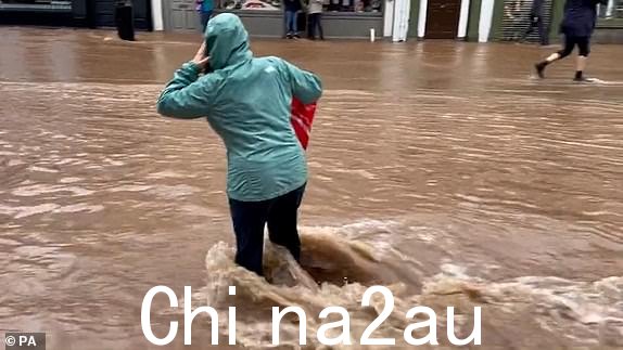 屏幕截图取自 @realLiamMac 视频许可,拍摄的是科克郡米德尔顿一条被洪水淹没的街道。随着风暴巴贝的袭击,洪水对爱尔兰部分地区造成了破坏和破坏,国防军部署在该国南部.某些地区的道路和几处房产被淹没,科克市和周边县是受影响最严重的地方。发布日期:2023 年 10 月 18 日星期三。PA 照片。请参阅 PA 报道 WEATHER BabetIreland。照片来源应为:@realLiamMac/PA编辑请注意:此讲义照片仅可用于编辑报道目的,以同时说明图像中的事件、事物或人物或标题中提到的事实。重复使用该图片可能需要获得版权所有者的进一步许可。 ” height=