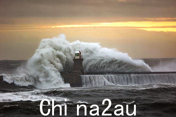 日期:2023 年 10 月 19 日,风暴巴贝特袭击泰恩河河口的东北海岸线,即使是最大的船只也无法利用该港口。图为南希尔兹码头灯塔