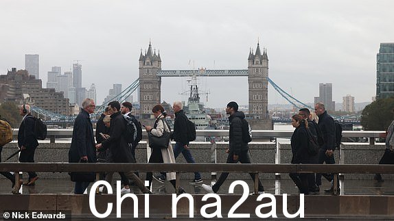 * Nick Edwards 实时发送如果需要更多信息,请联系相机*19/10/23伦敦桥周围雨中的人们预计今天全国各地都会出现恶劣天气,因为风暴巴贝特袭击了英国天气警告已到位“height =“323”width =“574