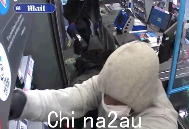 来自利物浦合作社的更多镜头,可以看到一名商店扒手戴着面具来隐藏他的Identity