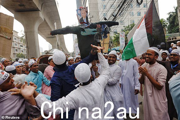 孟加拉国穆斯林活动人士殴打以色列人的肖像2023 年 10 月 19 日，孟加拉国达卡拜图尔·穆卡拉姆国家清真寺，总理本杰明·内塔尼亚胡在以色列和哈马斯之间的冲突持续之际抗议支持加沙的巴勒斯坦人。REUTERS/Mohammad Ponir Hossain