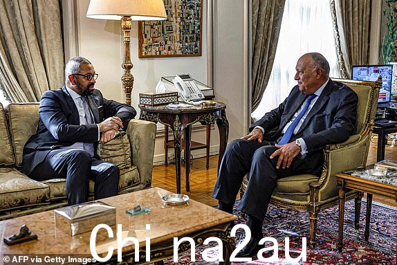 埃及外交部长萨梅赫·舒克里（右）于 2023 年 10 月 19 日在开罗会见英国外交大臣詹姆斯·克莱弗利。（摄影：Khaled DESOUKI/法新社）（摄影：KHALED DESOUKI/法新社，盖蒂图片社）