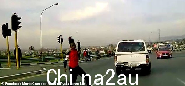 这名少年劫匪在试图抢坎贝尔先生的车时挥舞着枪