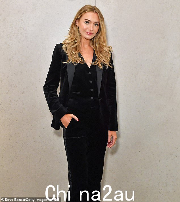 难以置信:前伦敦东区女演员 Tilly Keeper 身穿黑色定制西装出席活动