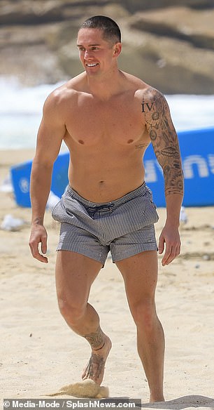Hunk:大卫坦普勒(如图)和哈维·阿姆斯特朗也在扔球时展示了他们赤裸上身的体格