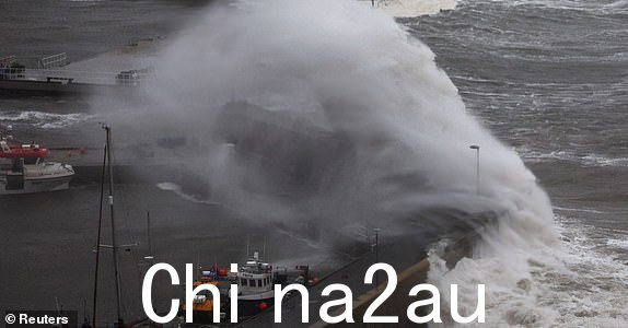 海浪冲过港口2023 年 10 月 19 日，风暴巴贝特 (Babet) 逼近英国苏格兰斯通黑文。 REUTERS/Russell Cheyne
