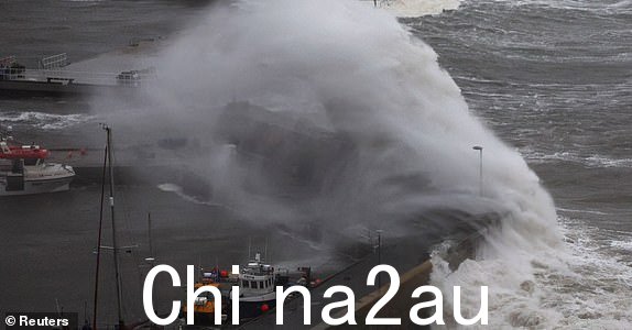 海浪冲过港口2023 年 10 月 19 日,风暴巴贝特 (Babet) 逼近英国苏格兰斯通黑文。 REUTERS/Russell Cheyne