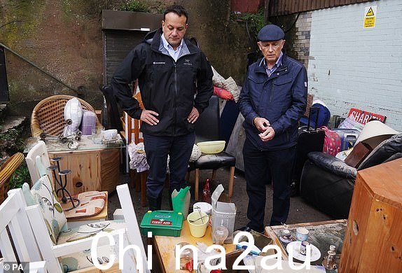 Taoiseach Leo Varadkar(左)观察大街上一家当地慈善商店的受损情况科克郡米德尔顿,本季第二场命名风暴“巴贝特”风暴席卷而来。图片日期:2023 年 10 月 19 日星期四。PA 照片。参见 PA 报道 WEATHER Babet Ireland。照片来源应为:Brian Lawless/PA Wire
